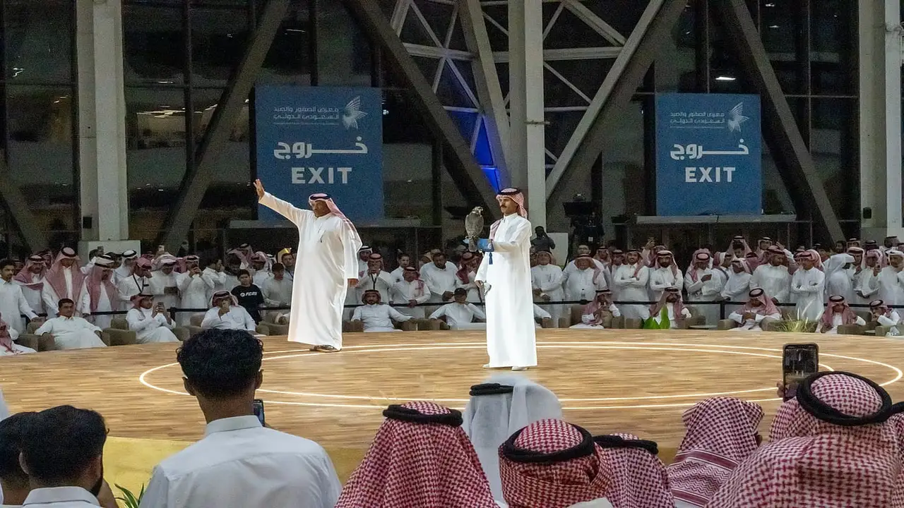 صقر جازان يسجل 100 ألف ريال في افتتاح مزاد نادي الصقور السعودي